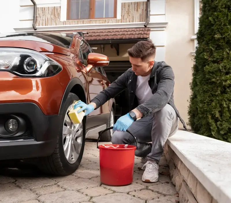 Lavage auto à domicile Annoix : professionnel intervenant sur un véhicule